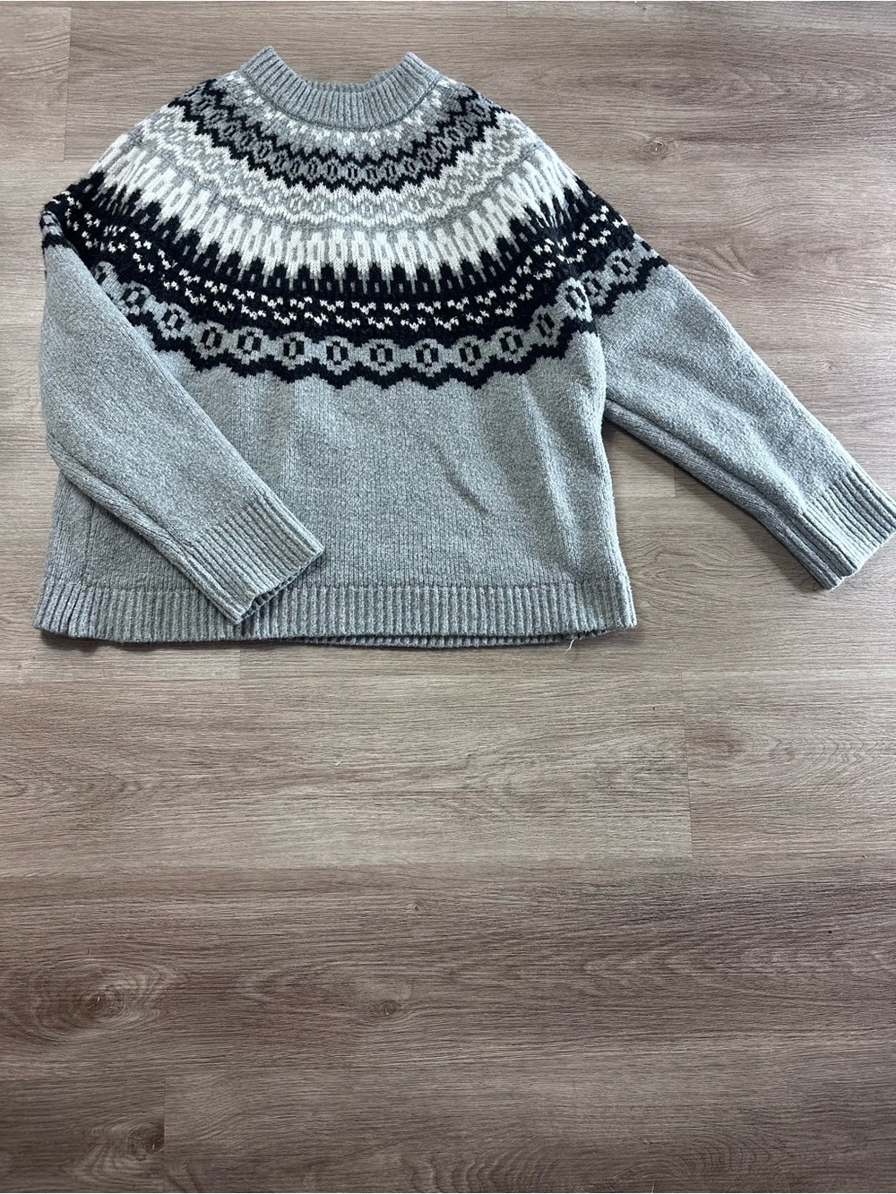 Universal Thread Light Gray Fair Isle Crewneck Sweater